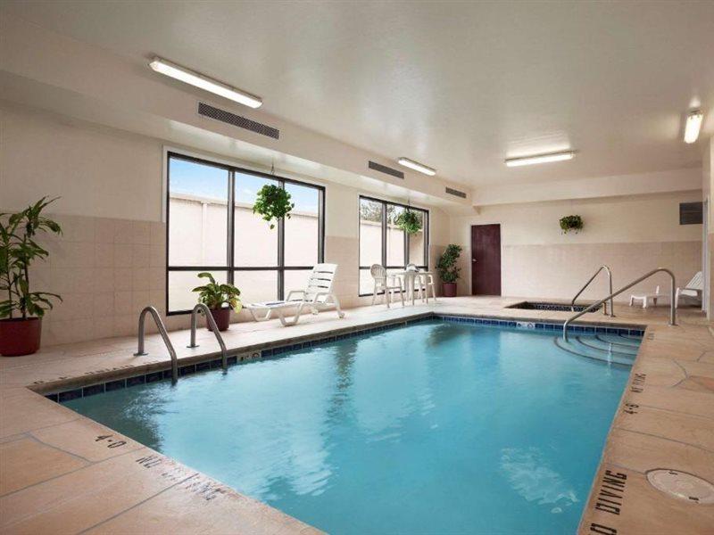 Super 8 By Wyndham Aurora/Naperville Area Exterior foto