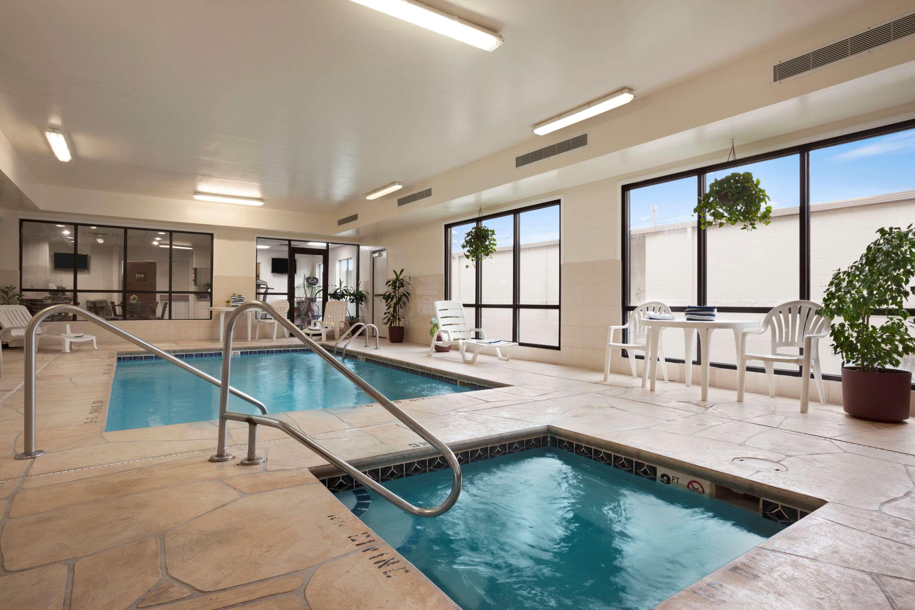 Super 8 By Wyndham Aurora/Naperville Area Exterior foto